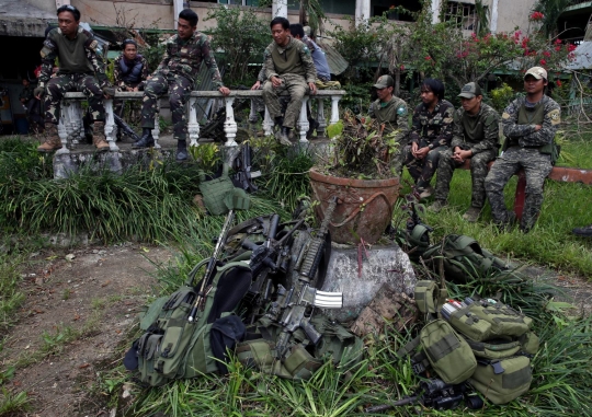 Selesai bertempur dengan ISIS, tentara Filipina pesta makan bernuansa Sunda