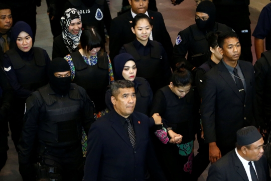 Wajah lesu Siti Aisyah saat rekonstruksi pembunuhan kakak Kim Jong-un