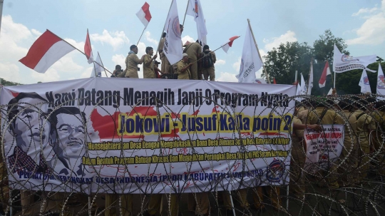Ribuan perangkat desa geruduk Istana tagih janji Jokowi