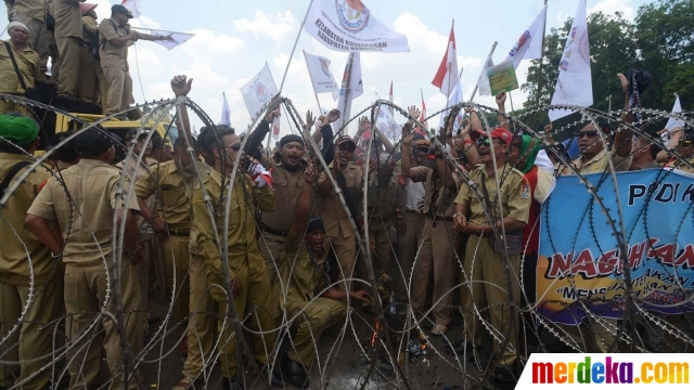 Foto Ribuan Perangkat Desa Geruduk Istana Tagih Janji Jokowi 