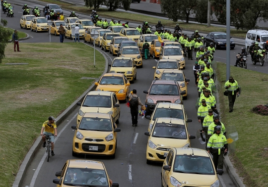 Kecam Uber, ribuan taksi konvensional blokir jalan di Bogota