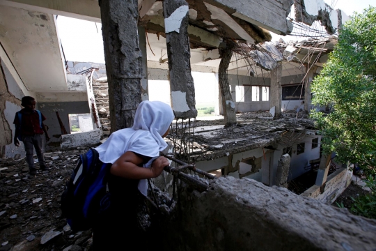 Usai serangan koalisi Saudi, murid SD Yaman belajar di sekolah nyaris ambruk