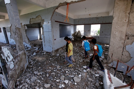 Usai serangan koalisi Saudi, murid SD Yaman belajar di sekolah nyaris ambruk
