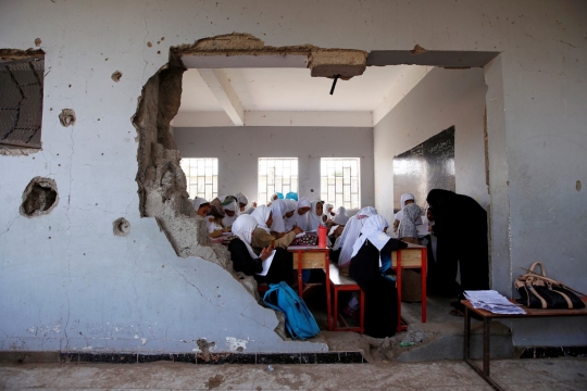 Usai serangan koalisi Saudi, murid SD Yaman belajar di sekolah nyaris ambruk