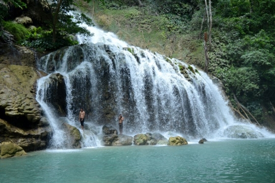 Melihat lebih dekat kecantikan Air Terjun Lapopu di Sumba