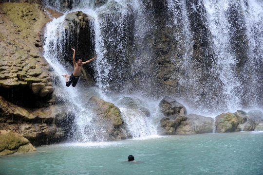 Melihat lebih dekat kecantikan Air Terjun Lapopu di Sumba