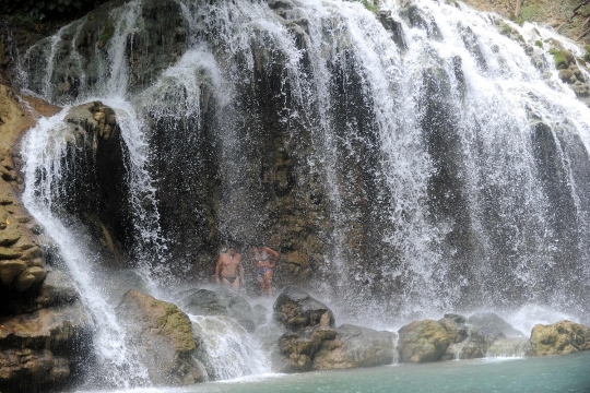 Melihat lebih dekat kecantikan Air Terjun Lapopu di Sumba