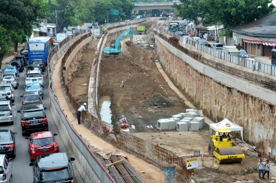 Penyelesaian proyek underpass Mampang-Kuningan terancam molor