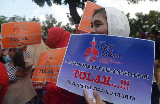 Nelayan Muara Angke geruduk Balai Kota tagih janji Anies hentikan reklamasi
