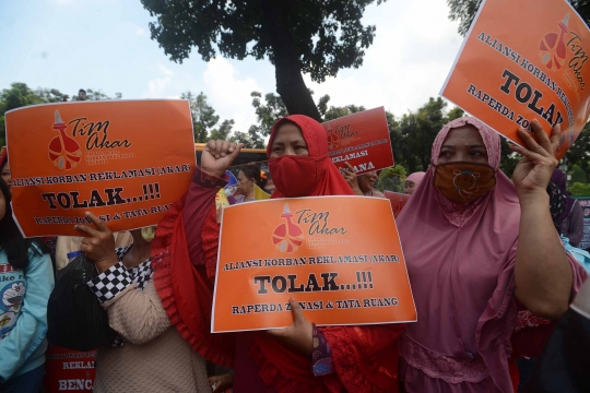 Nelayan Muara Angke geruduk Balai Kota tagih janji Anies hentikan reklamasi