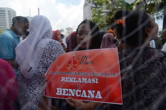 Nelayan Muara Angke geruduk Balai Kota tagih janji Anies hentikan reklamasi