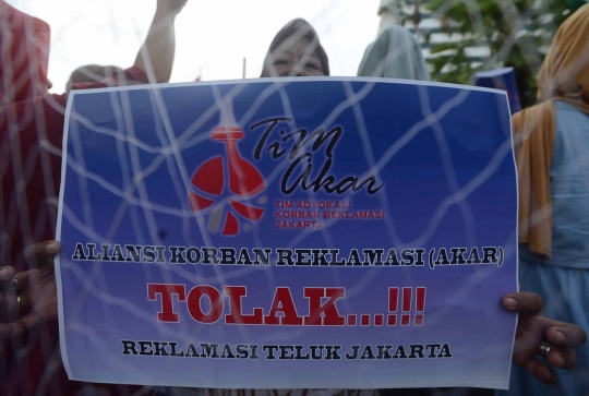 Nelayan Muara Angke geruduk Balai Kota tagih janji Anies hentikan reklamasi