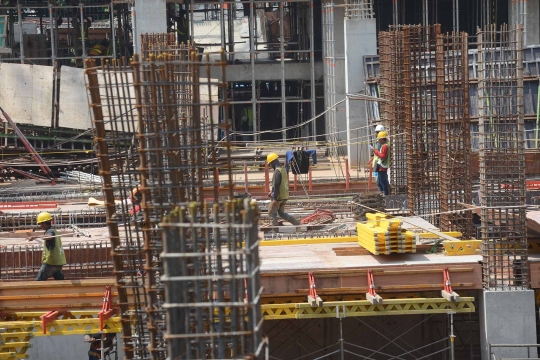 Memantau progres pembangunan Rusun Pasar Rumput