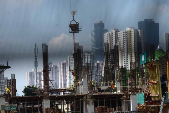 Memantau progres pembangunan Rusun Pasar Rumput
