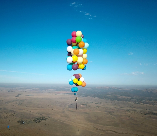 Aksi menegangkan Tom Morgan terbang dengan 100 balon warna-warni bak film kartun