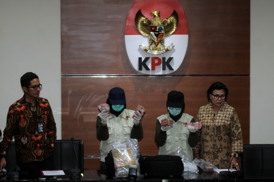 KPK pamerkan gepokan Rp 298 juta hasil OTT Bupati Nganjuk