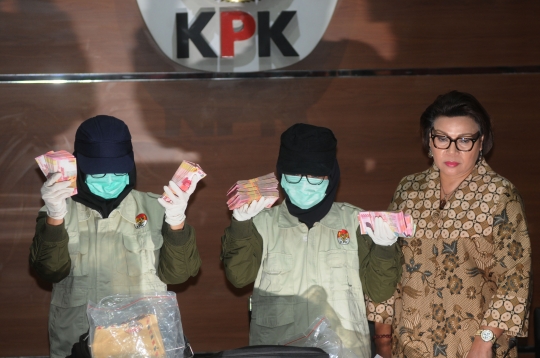 KPK pamerkan gepokan Rp 298 juta hasil OTT Bupati Nganjuk