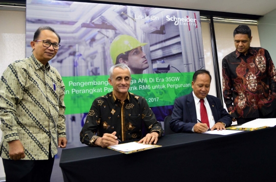 Schneider Electric donasikan panel tegangan menengah untuk 30 perguruan tinggi