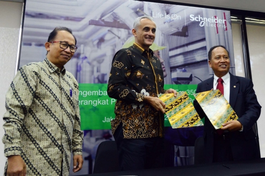 Schneider Electric donasikan panel tegangan menengah untuk 30 perguruan tinggi