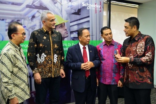 Schneider Electric donasikan panel tegangan menengah untuk 30 perguruan tinggi