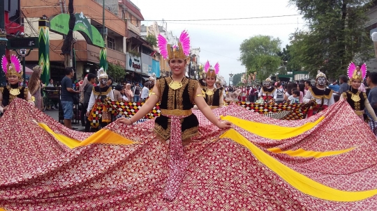 Meriahnya Jogja Batik Parade di Malioboro