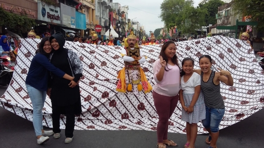 Meriahnya Jogja Batik Parade di Malioboro