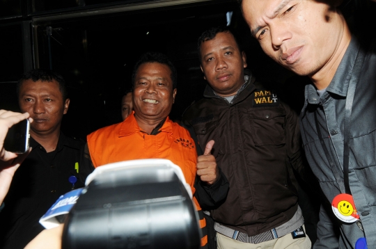 Kepala Dinas Lingkungan Hidup Nganjuk umbar senyum saat ditahan KPK