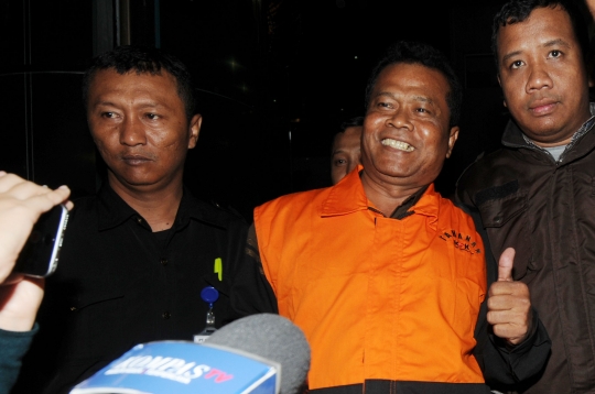 Kepala Dinas Lingkungan Hidup Nganjuk umbar senyum saat ditahan KPK