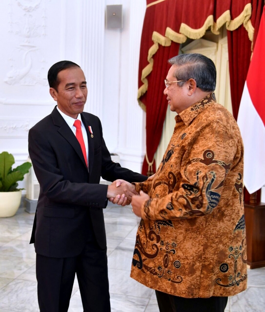 Hangatnya pertemuan mendadak SBY dan Jokowi di Istana Merdeka