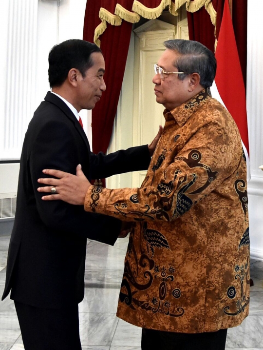 Hangatnya pertemuan mendadak SBY dan Jokowi di Istana Merdeka
