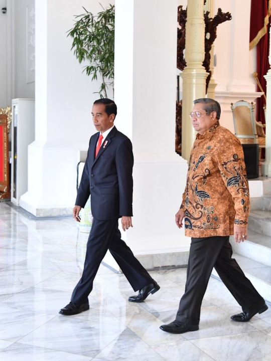 Hangatnya pertemuan mendadak SBY dan Jokowi di Istana Merdeka