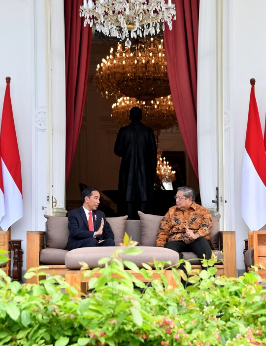 Hangatnya pertemuan mendadak SBY dan Jokowi di Istana Merdeka