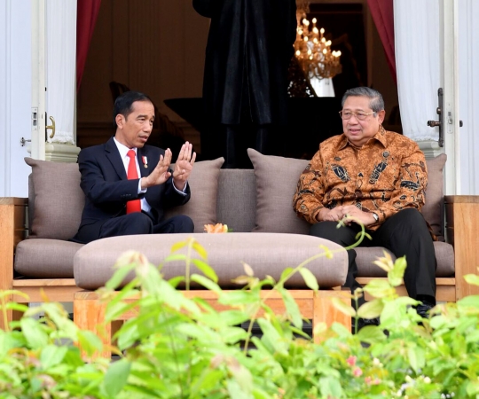 Hangatnya pertemuan mendadak SBY dan Jokowi di Istana Merdeka