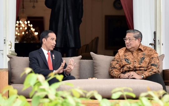 Hangatnya pertemuan mendadak SBY dan Jokowi di Istana Merdeka