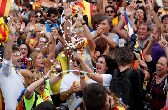 Kegembiraan warga saat Catalonia mendeklarasikan kemerdekaan dari Spanyol