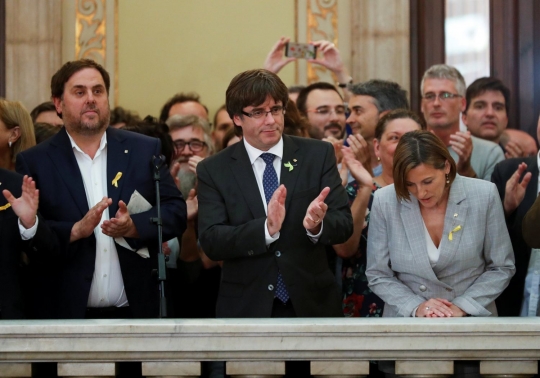 Kegembiraan warga saat Catalonia mendeklarasikan kemerdekaan dari Spanyol