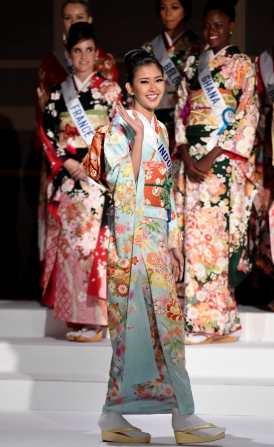 Gaya para kontestan Miss International tampil berbusana Kimono