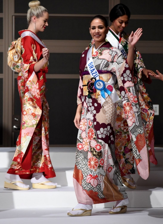 Gaya para kontestan Miss International tampil berbusana Kimono