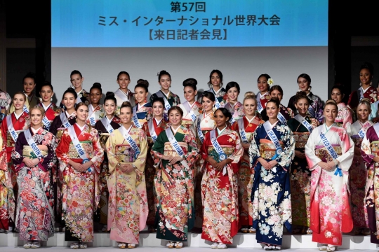 Gaya para kontestan Miss International tampil berbusana Kimono