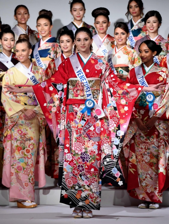 Gaya para kontestan Miss International tampil berbusana Kimono