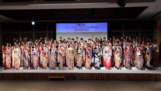 Gaya para kontestan Miss International tampil berbusana Kimono