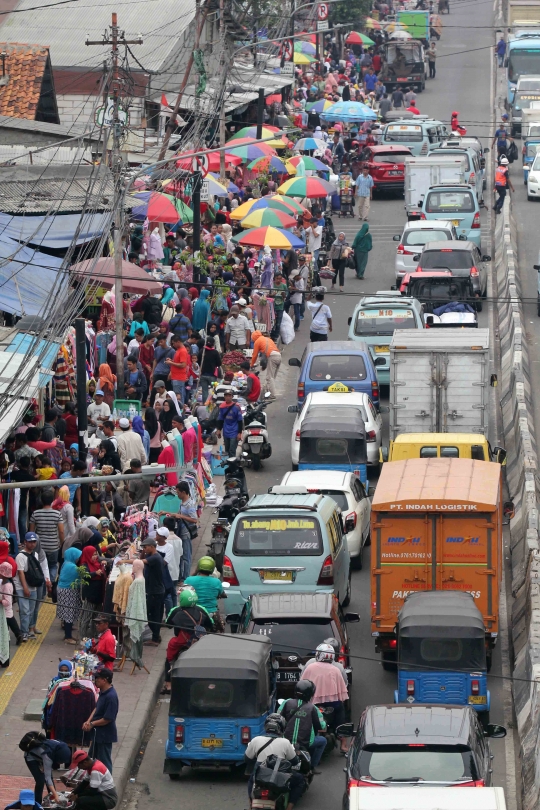 Bandelnya PKL Tanah Abang kembali kuasai trotoar