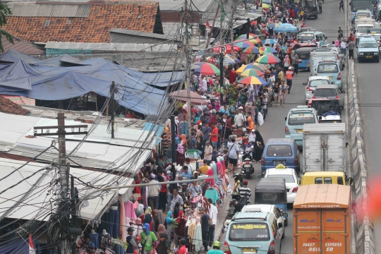 Bandelnya PKL Tanah Abang kembali kuasai trotoar