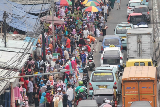 Bandelnya PKL Tanah Abang kembali kuasai trotoar