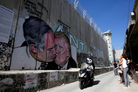 Grafiti Trump dan Netanyahu berciuman hebohkan warga di Palestina