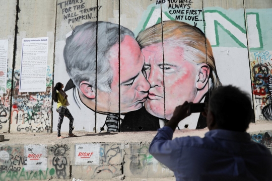 Grafiti Trump dan Netanyahu berciuman hebohkan warga di Palestina