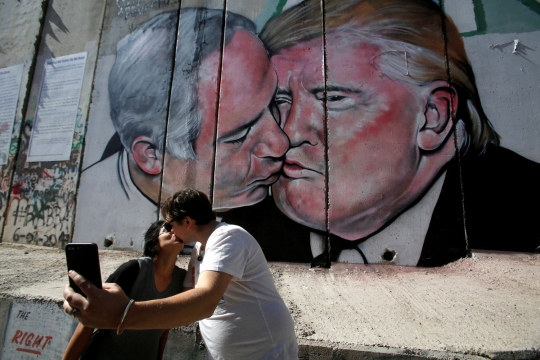 Grafiti Trump dan Netanyahu berciuman hebohkan warga di Palestina