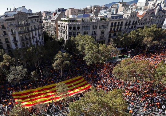 Aksi ribuan warga Barcelona tolak kemerdekaan Catalan