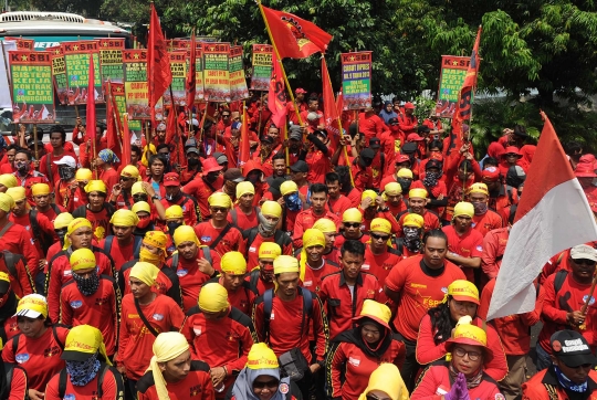 Tuntut kenaikan upah, ratusan buruh longmarch ke Istana Negara