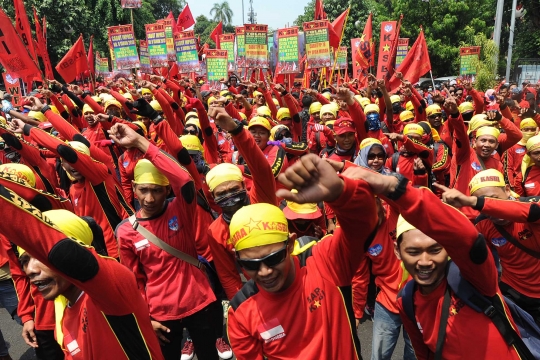 Tuntut kenaikan upah, ratusan buruh longmarch ke Istana Negara